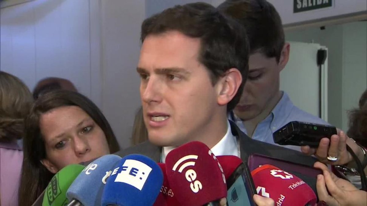 El líder de Ciudadanos cree que el Gobierno tendrá que asumir responsabilidades si se demuestra que Mariano Rajoy y el ministro de Hacienda mintieron al decir que no se había destinado ni un euro al referéndum del 1-O.-EFE