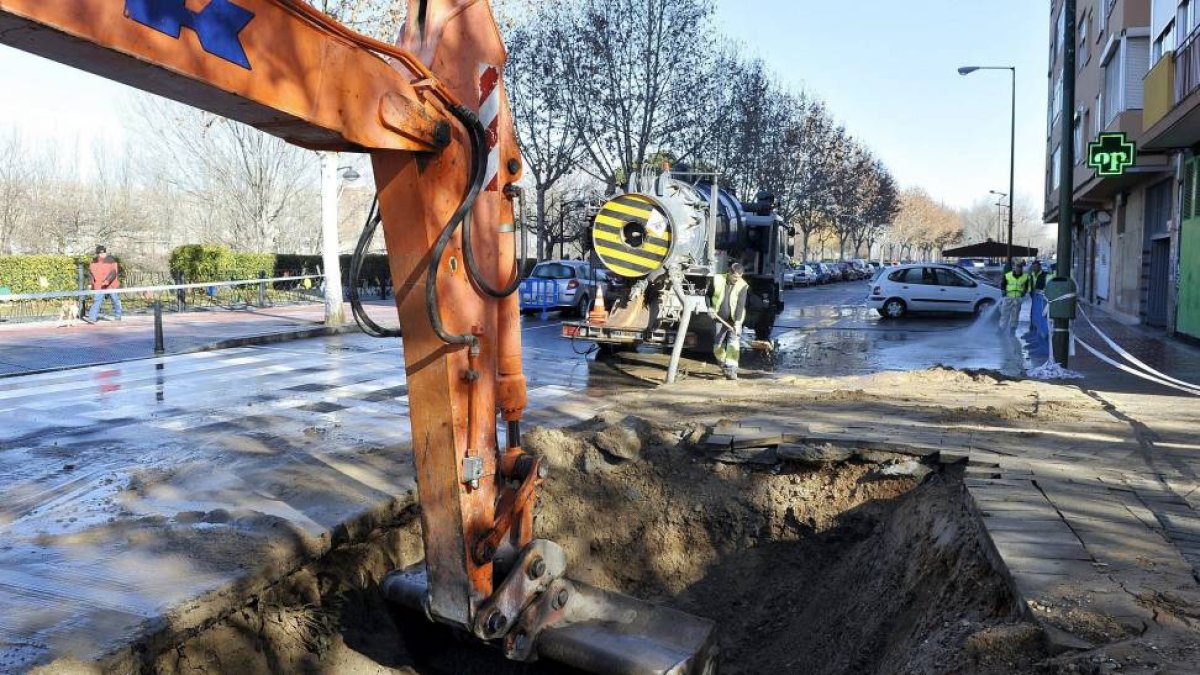 Vista de la tubería que une las dos estaciones de tratamiento de agua potable de Valladolid, que se ha roto en las inmediaciones del Puente Mayor-Nacho Gallego