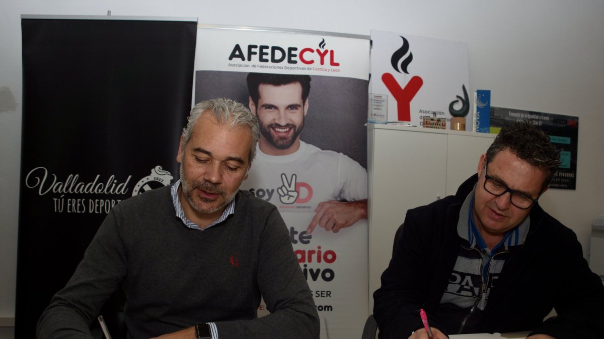 Firma del convenio entre Daniel Bravo (Afedecyl) y Guillermo Velasco (APDV). / APDV