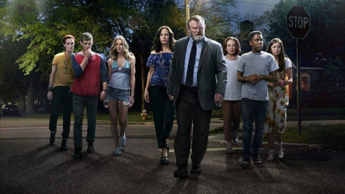 Imagen promocional de la serie Mr Mercedes, con el actot protagonista, Brendan Gleeson, en el centro.-AXN