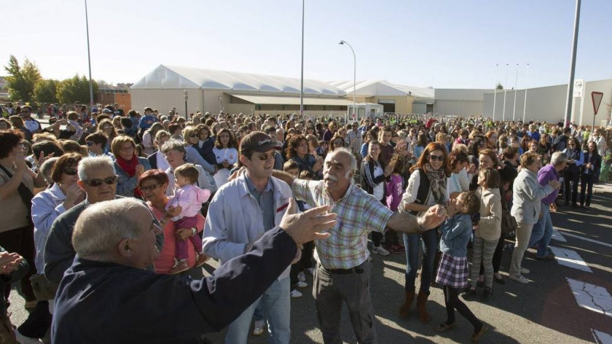 Familiares de afectados por los despidos planteados por la dirección de Nissan de Ávila concentrados a las puertas de la factoría-Efe