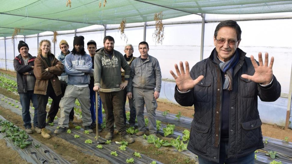 Emiliano de Tapia, en las huertas de Carrascal de Pericalvo, con personal voluntario y miembros del proyecto social Manos Verdes.-ARGICOMUNICACIÓN