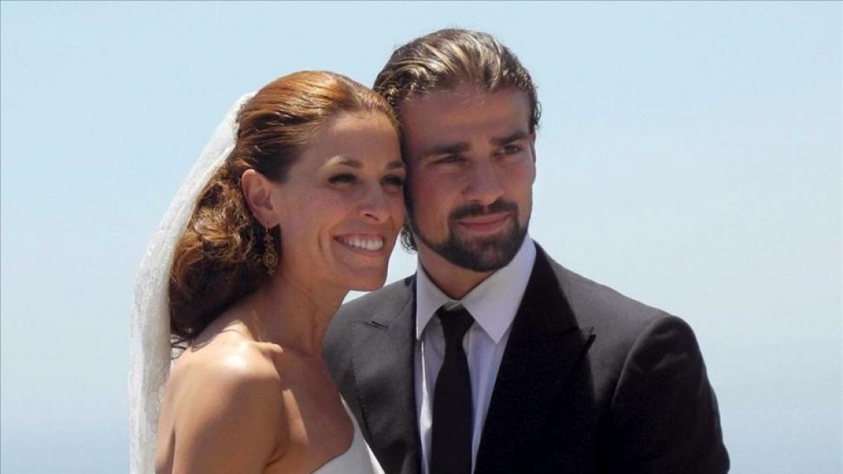 Imagen de archivo de la presentadora de television Raquel Sanchez Silva junto a su marido  el operador de camara italiano Mario Biondo, durante su boda en Taormina  en la isla de Sicilia  Italia, en junio del 2012.-CLAUDIO ONORATI