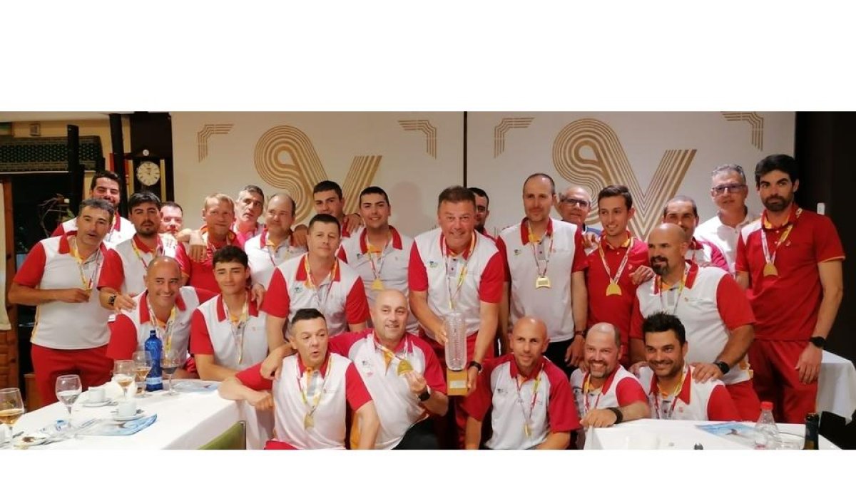 El equipo de Castilla y León al completo posando con sus medallas de oro. LDF