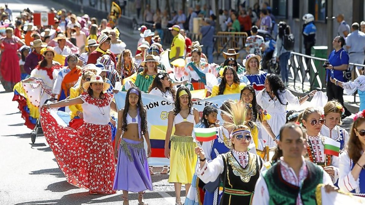 Cientos de personas muestran la variedad de trajes tradicionales de su país.-J.M. LOSTAU