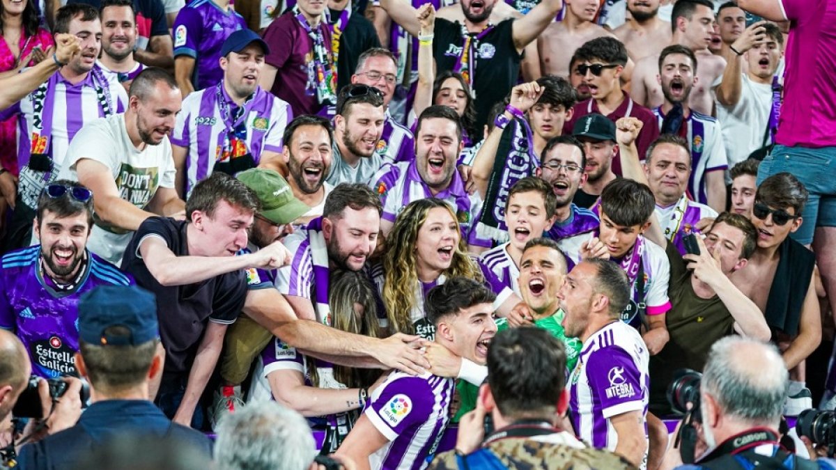 Jugadores y afición celebran un gol del Real Valladolid la pasada temporada. / IÑAKI SOLA / RVCF