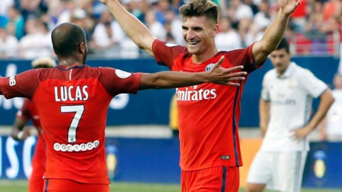 El jugador belga Meunier celebra su primer gol con Lucas Moura en el Ohio Stadium.-AFP / JAY LAPRETE