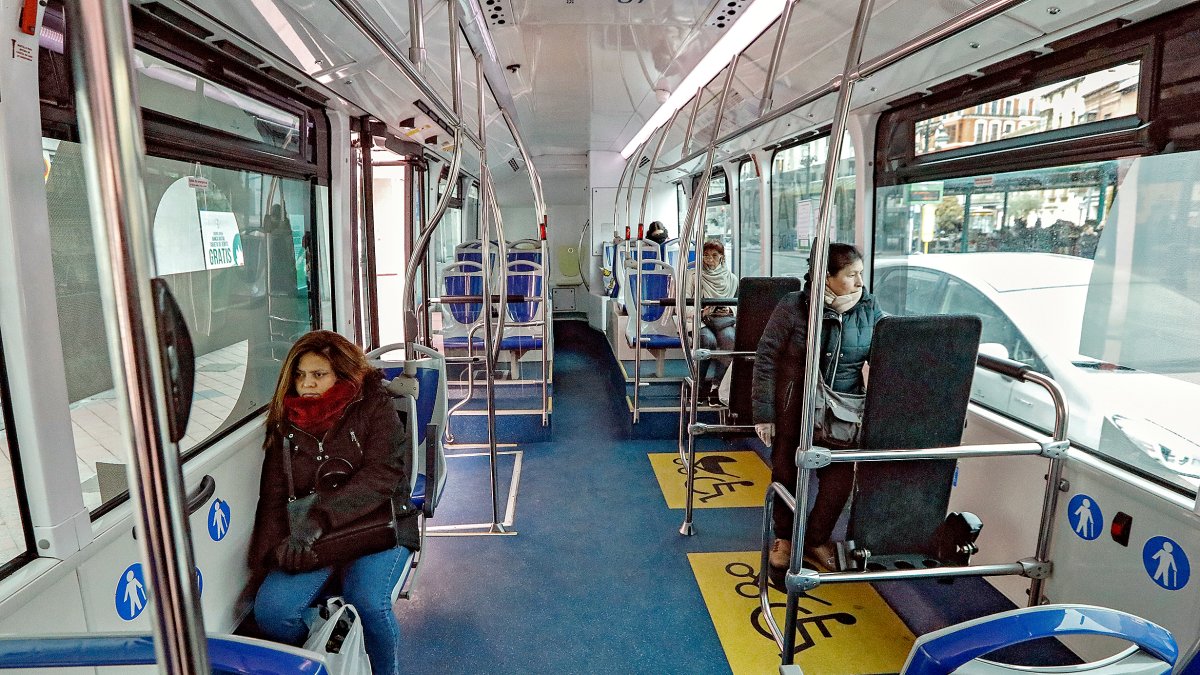 Autobús urbano de Valladolid con los dos espacios obligatorios para sillas de ruedas. J.M. LOSTAU