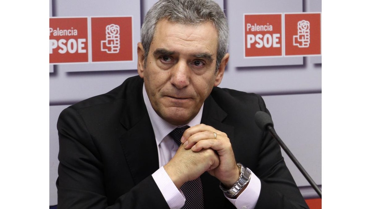 El diputado nacional del PSOE por la provincia de Palencia, Julio Villarrubia, mantiene un encuentro con los medios de comunicación para hacer balance del final de la actual legislatura.-ICAL