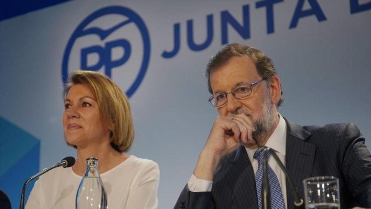 Mariano Rajoy y María Dolores de Cospedal, en la junta directiva nacional que puso fecha al congreso extraordinario del PP.-JOSE LUIS ROCA