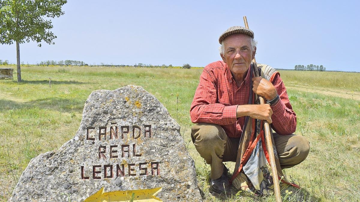 Jesús Garzón, en los alrededores del río Cueza, en Palencia, junto a una de las piedras que señalizan la Cañada Real Leonesa, que pasa por allí.-ARGICOMUNICACIÓN