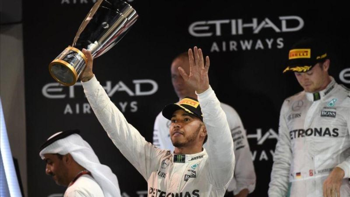 Lewis Hamilton, en el podio de Abu Dabi.-MOHAMMED AL-SHAIKH