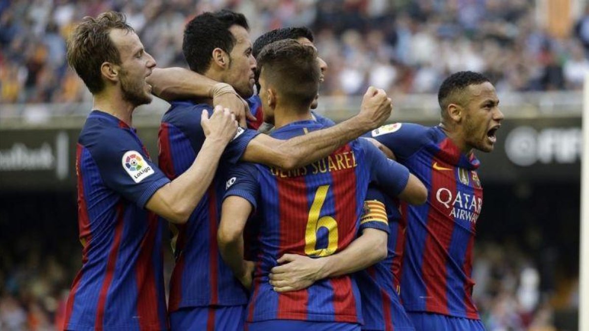 Los jugadores del Barça celebran el 2-3 obra de Messi en Mestalla.-AP / MANU FERNÁNDEZ