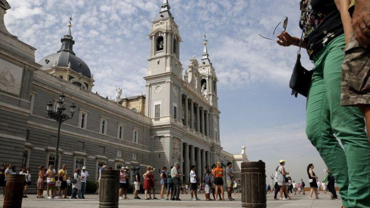 Turistas delante de la catedral de la Almudena.-JOSÉ LUIS ROCA