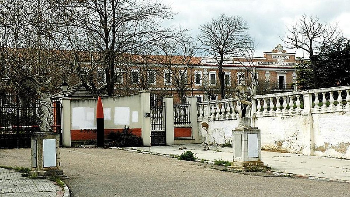 Fachada del angiguo cuartel de artillería Marqués de la Ensenada, en Medina del Campo.-S. G. C.