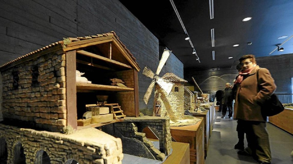 Visitantes observan la exposición de una de las salas del Museo del Pan de Mayorga, durante una reciente jornada de puertas abiertas.-EL MUNDO