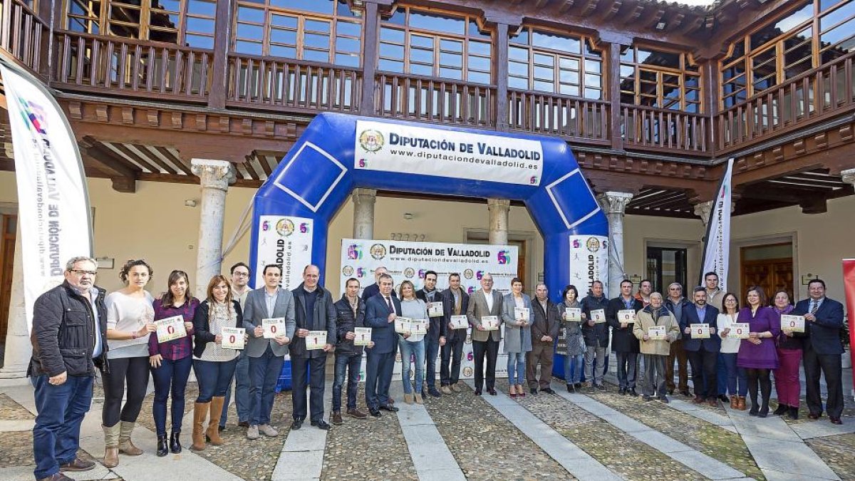 Foto de familia durante la presentación realizada ayer en el Palacio Pimentel.-EL MUNDO