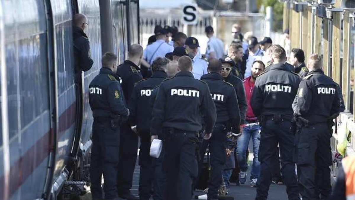 Un policía danés ante un tren donde viajajn refugiados sirios.-REUTERS/SCANPIX DENMARK