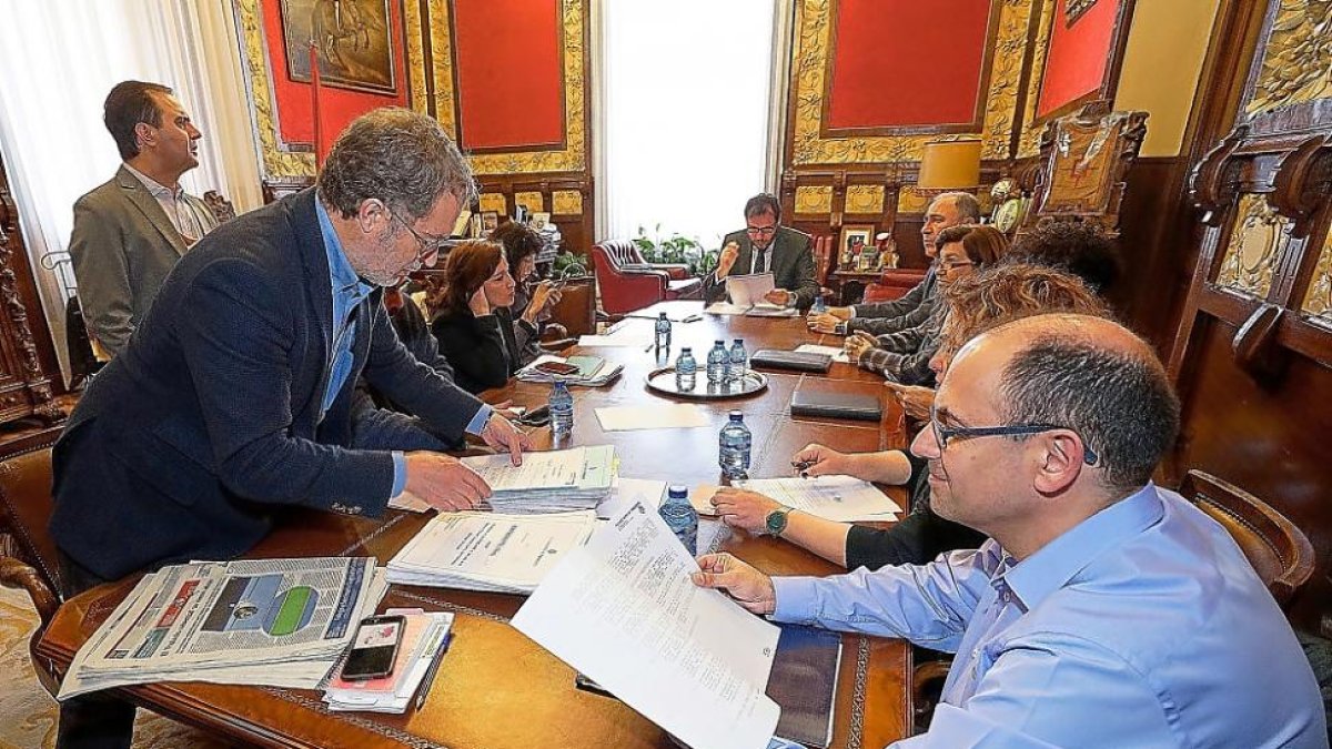 Manuel Saravia y Luis Vélez durante la reunión de la junta de gobierno del Ayuntamiento celebrada ayer.-E. M.