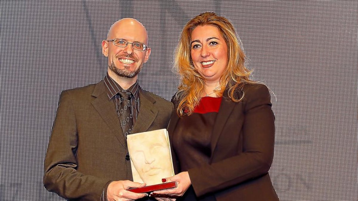 María Dolores Peñas, directora territorial de Bankia, entrega el premio a Antonio Carlón.-J.M.LOSTAU