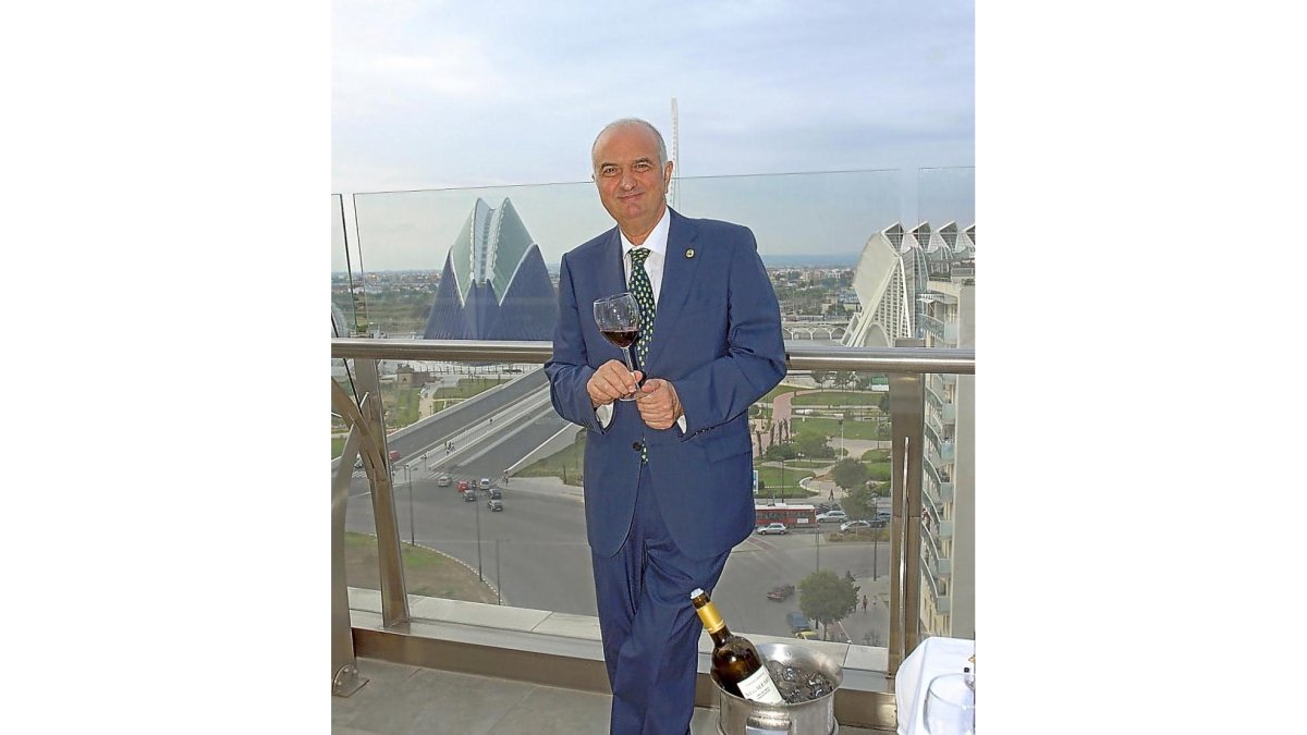 Joan  C. Martín posa con una copa de vino ante la Ciudad de las Artes y las Ciencias de Valencia.-L. P.