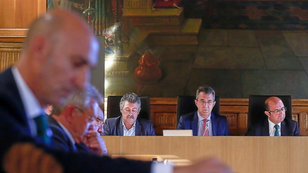 El presidente de la Diputación de León, Juan Martínez Majo, en el centro, durante el pleno de ayer.-ICAL