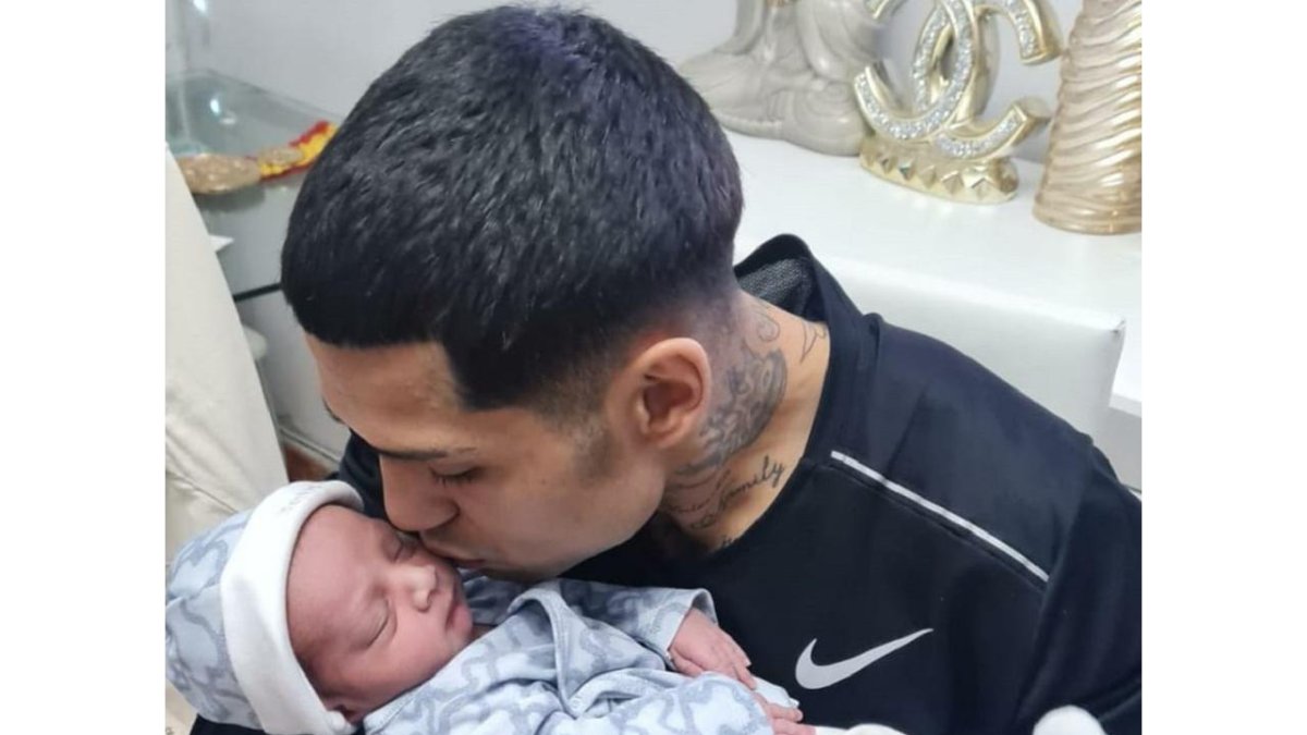 Salvi Jiménez, con su hijo Kaleb, en el hospital tras dar a luz su mujer. / EL MUNDO