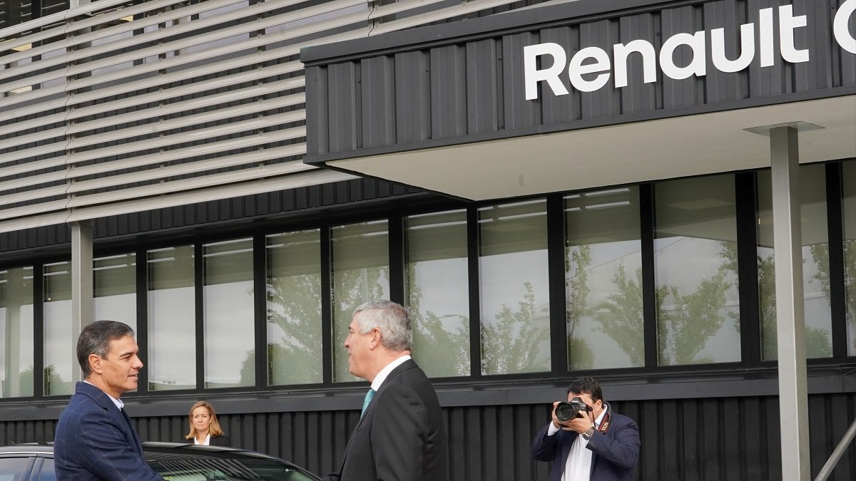 El presidente del Gobierno, Pedro Sánchez, y el presidente de Renault España, José Vicente de los Mozos, se saludan en el acto en Valladolid. / ICAL