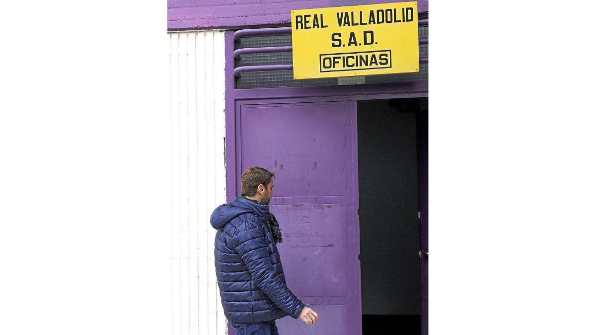 Carlos Suárez, ayer frente a las oficinas del estadio, antes de la reunión.-BALCAZA