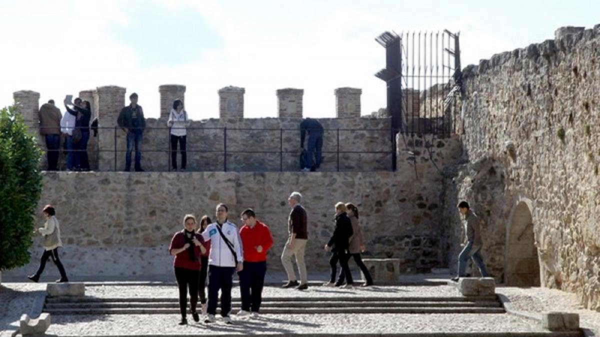 Turistas en el mirador de Postigo, Segovia.-ICAL