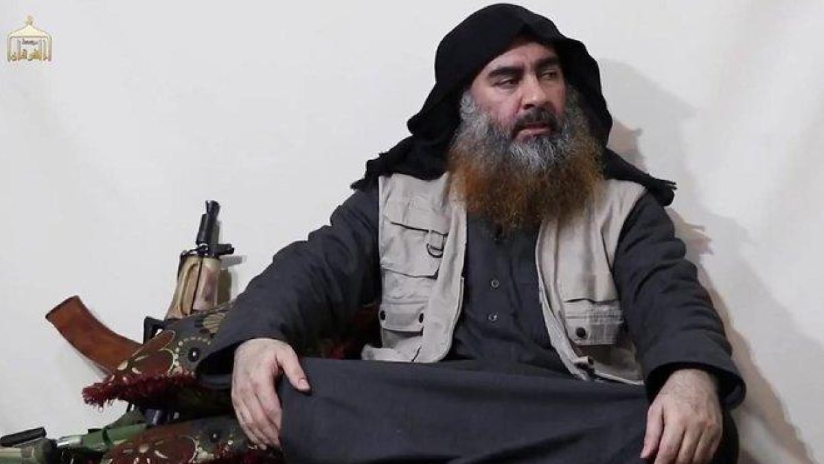 El líder de Estado Islámico, Abú Bakr al Baghdadi, ha reaparecido este lunes en un vídeo publicado por el grupo terrorista en el que hace referencia a la reciente batalla en la ciudad siria de Baghuz, confirmando así que seguiría con vida.-ESTADO ISLÁMICO