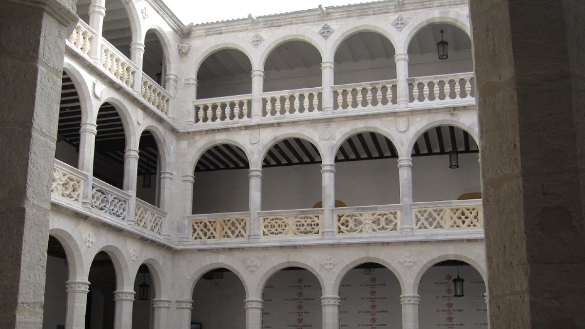 Interior del Palacio de Santa Cruz.- E. PRESS