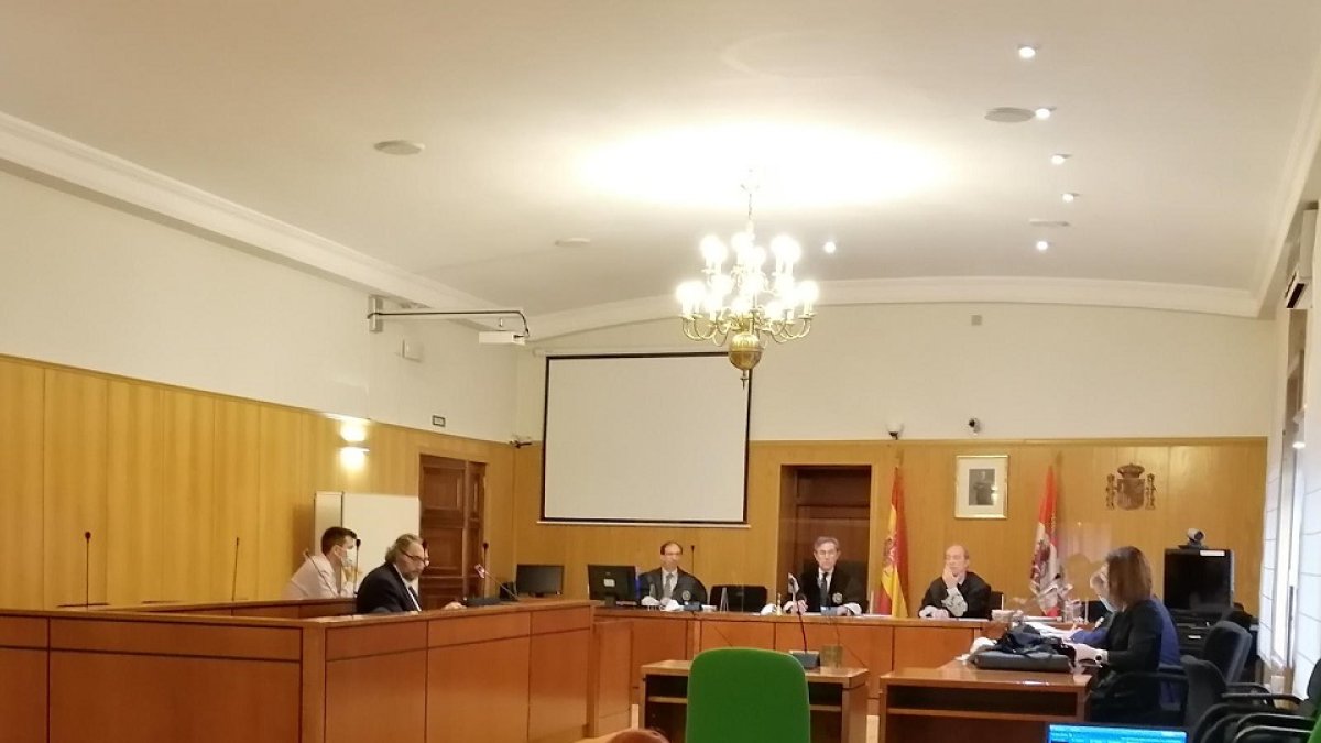 El acusado de sabotear 21 ordenadores del IBGM se sienta en el banquillo de la audiencia provincial de Valladolid. - E.M.