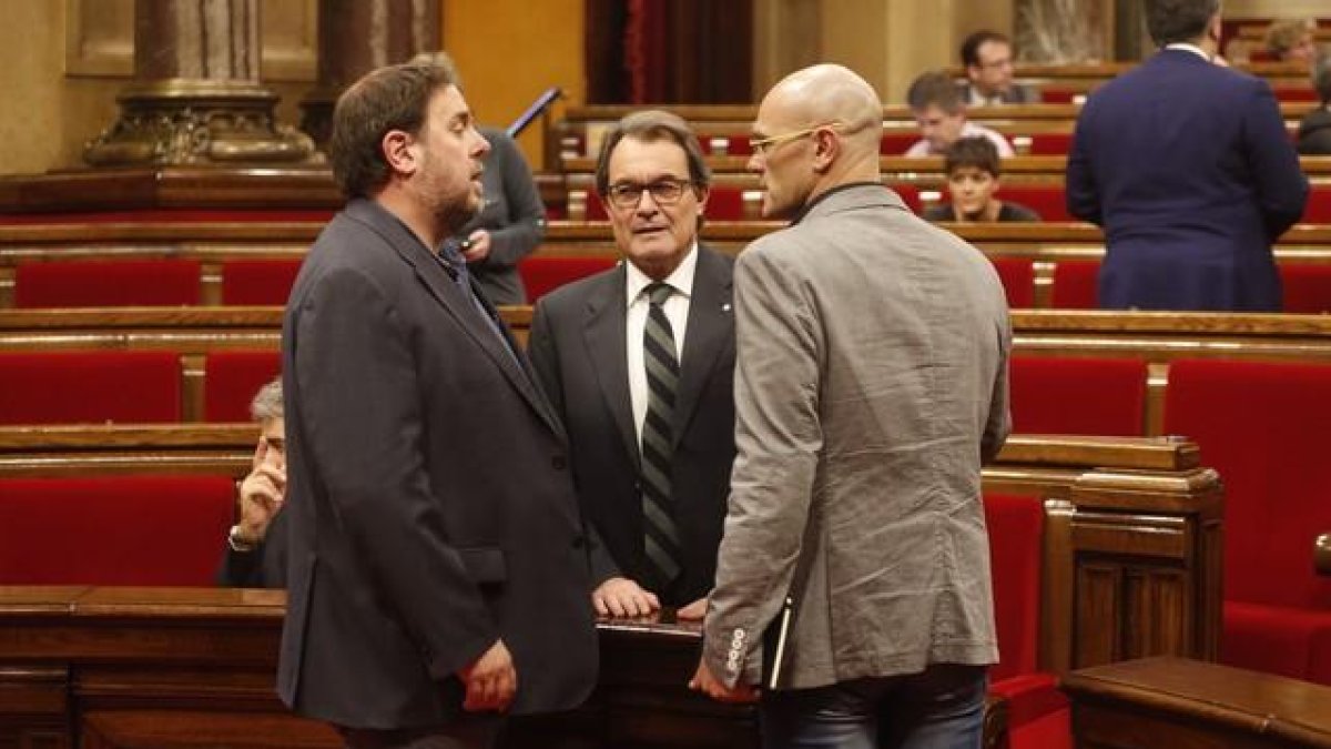 Oriol Junqueras, Artur Mas y Raül Romeva, en el Parlament.-JULIO CARBÓ