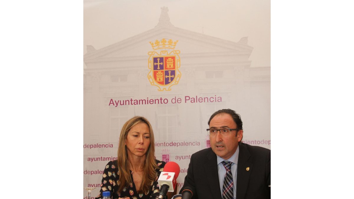 La concejal de Cultura, Carmen Fernández y el Alcalde de Palencia, Alfonso Polanco, comunican en rueda de prensa el robo de piezas del escultor Victorio Macho que iban a ser expuestas, en Roma, con motivo del 50 aniversario de su fallecimiento-ICAL