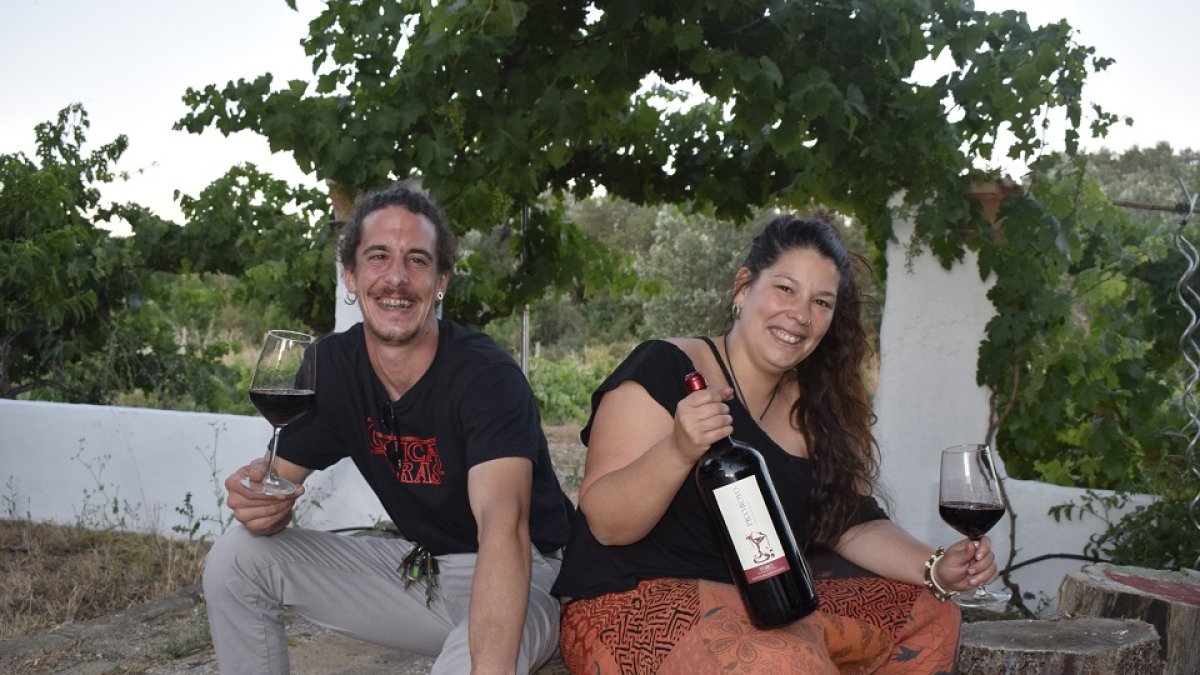 Marta Salgado y Jonatan Francesc Cahuet en la entrada de la viña de la bodega y pago, en Toro