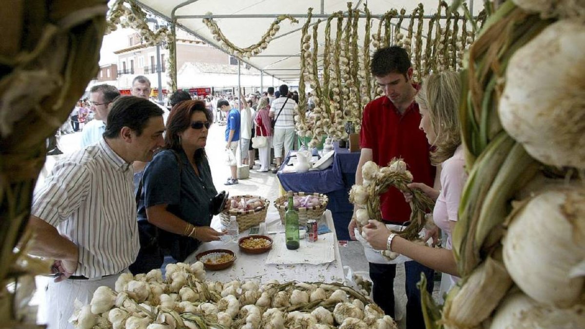 Venta del ajo durante una feria anterior.-El Mundo