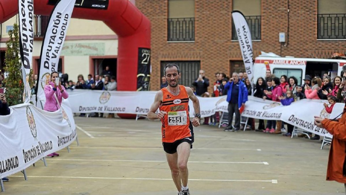 El vallisoletano Óscar Fernández Giralda corre los últimos metros ayer en Mayorga antes de coronarse campeón.-E.M.