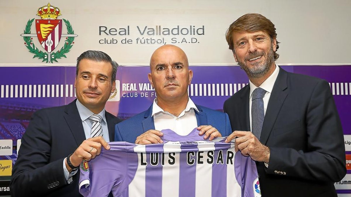 Miguel Ángel Gómez, Luis César y Carlos Suárez sostienen la camiseta con el nombre del entrenador.-J.M. LOSTAU