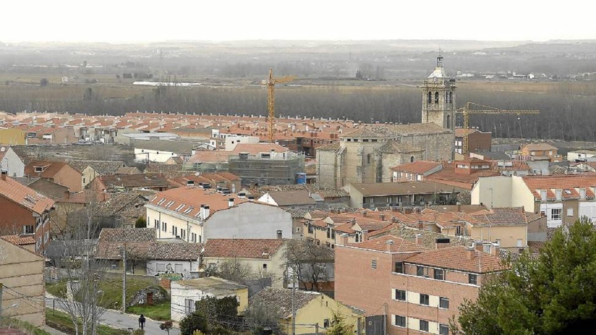 Las grúas formaban parte de la imagen de Cabezón en 2007 y ahora regresarán tras el parón por la crisis.-E.M.