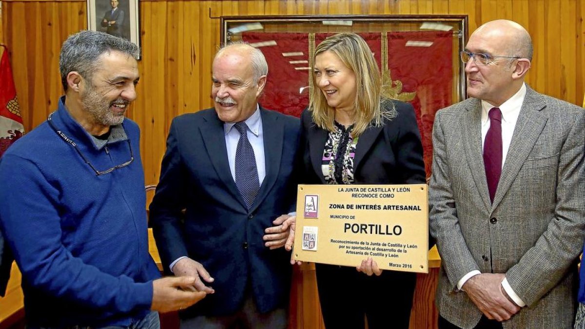 Del Olmo entrega a Velasco la placa conmemorativa de Portillo, Zona de Interés Artesanal, junto a Álvarez y Carnero.-ICAL