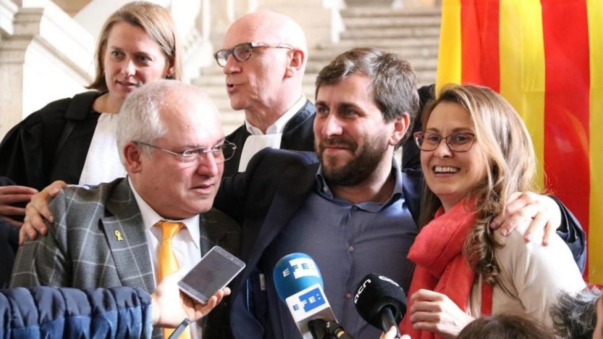 Lluís Puig, Toni Comín y Meritxell Serret celebran la decisión del juez.-/ BLANCA BLAY (ACN)