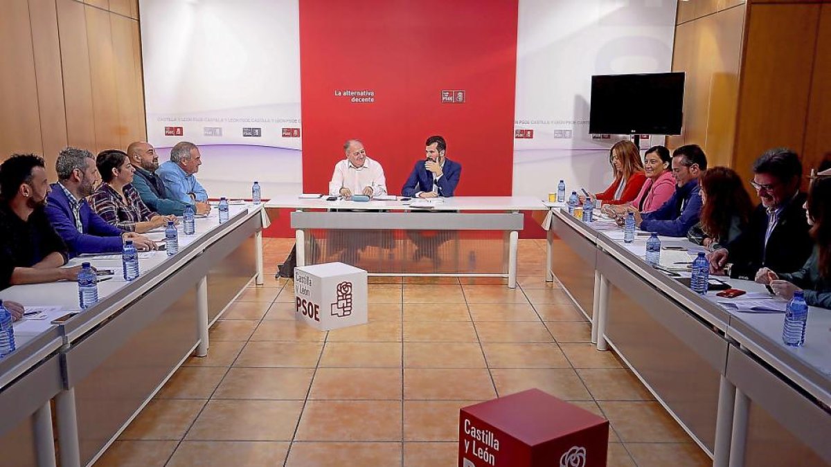 Las ejecutivas del PSOE CyL y de UGT CyL durante su reunión.-ICAL