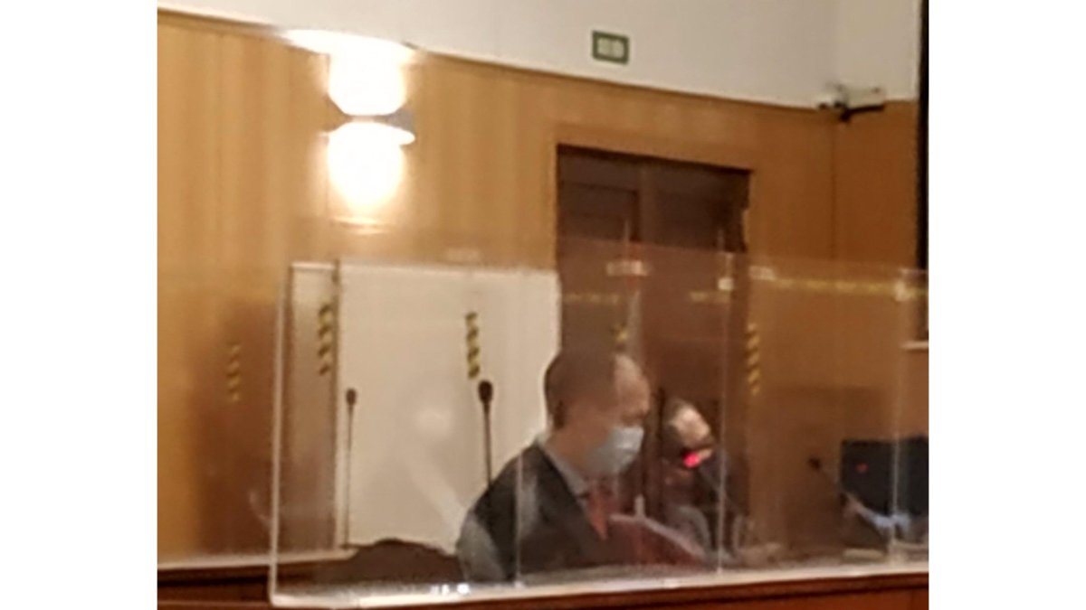 El abogado, en primer plano, junto al condenado durante la vista en la Audiencia de Valladolid. - EUROPA PRESS.
