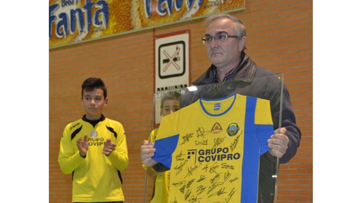José María Tejedor recibe la camiseta del San Isidro firmada.-EL MUNDO