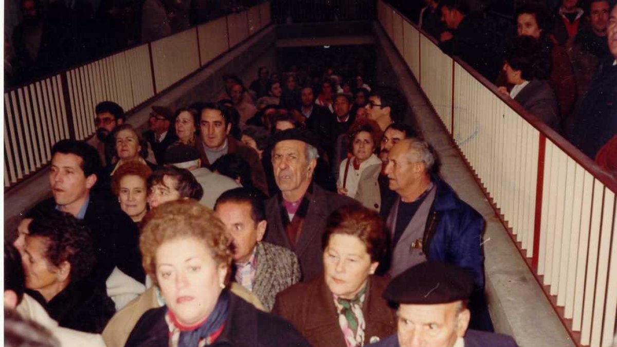 Vecinos en el paso subterráneo de Las Delicias en 1982. ARCHIVO MUNICIPAL