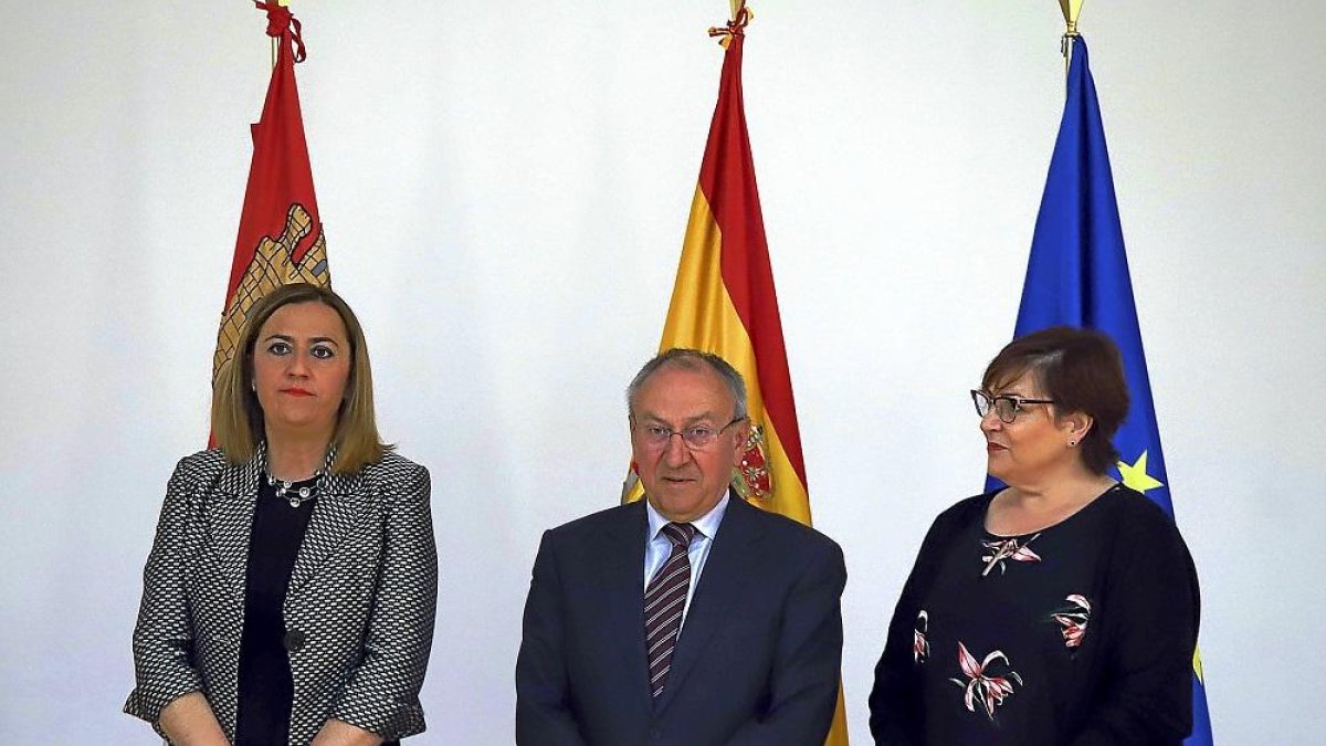 El subdelegado del Gobierno en Valladolid, Emilio Álvarez, junto a su predecesora, Helena Caballero (D) y Virginia Barcones (I).-ICAL