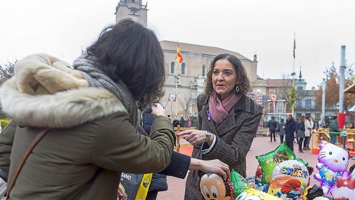 La ministra de Industria, Reyes Maroto, aprovechó su visita a Medina y se acercó al mercado navideño de la villa.-ICAL