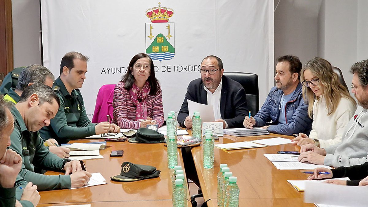 Alicia Villar, Miguel Ángel Oliveira y Juan Carlos Ruiz en la junta de seguridad celebrada en Tordesillas con motivo de 'Motauros'. E. M.