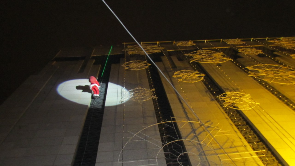 Papá Noel desciende la fachada de El Corte Inglés en una imagen de archivo.- E. M.